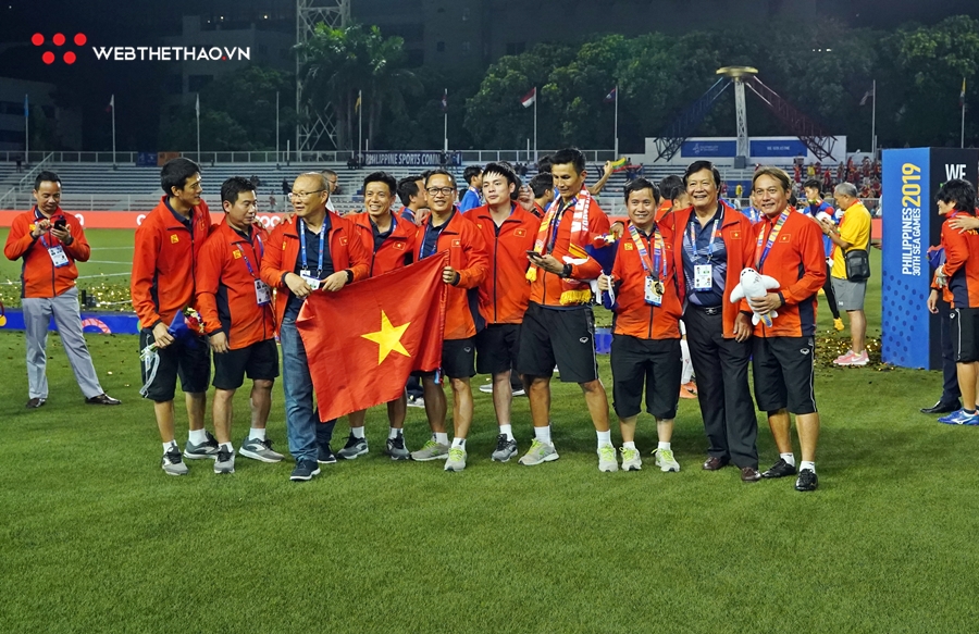 Các cầu thủ và BHL U22 Việt Nam ăn mừng chức vô địch SEA Games 30 cùng hàng ngàn CĐV