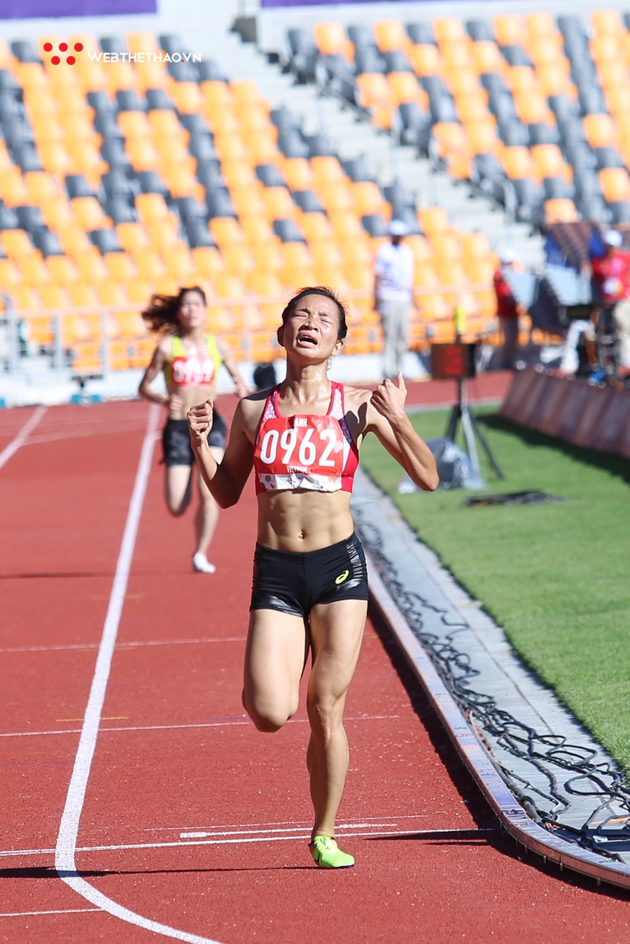Oanh “ỉn” Bắc Giang vượt “nhà vô địch chân đất quê Mỏ” giành HCV 5000m SEA Games 30