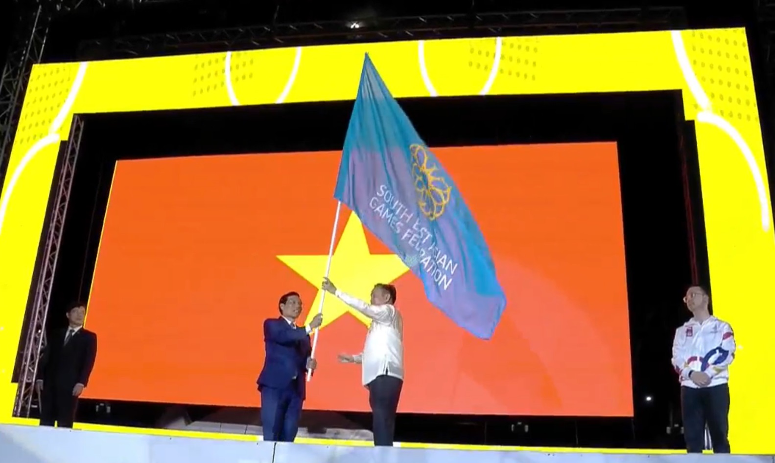 Trực tiếp lễ bế mạc SEA Games 30: Việt Nam nhận cờ chủ nhà