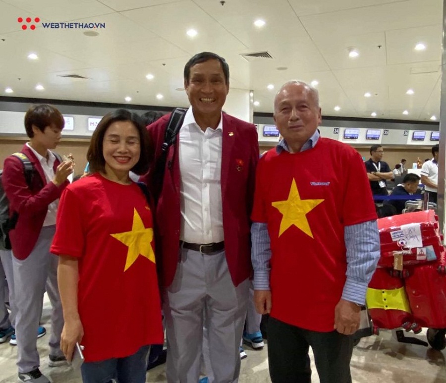 U22 Việt Nam và ĐT nữ Việt Nam hội ngộ tại sân bay, về chung một chuyến bay