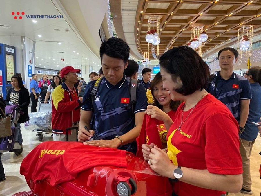 U22 Việt Nam và ĐT nữ Việt Nam hội ngộ tại sân bay, về chung một chuyến bay