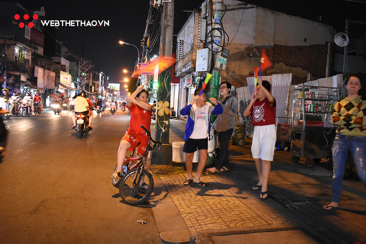 Muôn màu hình ảnh “bão” ăn mừng HCV U22 Việt Nam tại TP.HCM
