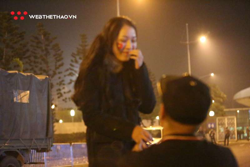 Màn cầu hôn lãng mạn giữa hàng ngàn CĐV chờ đón U22 Việt Nam