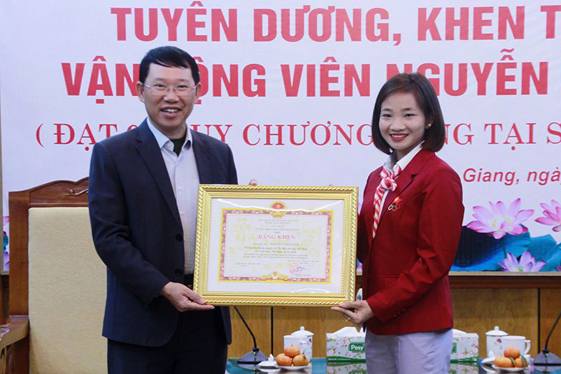Oanh “ỉn” mang HCV SEA Games 30 về Bắc Giang nhận thưởng, giao lưu với runner quê nhà