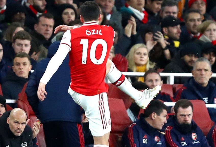 CĐV Arsenal hết kiên nhẫn với Ozil sau màn hờn dỗi trước Man City