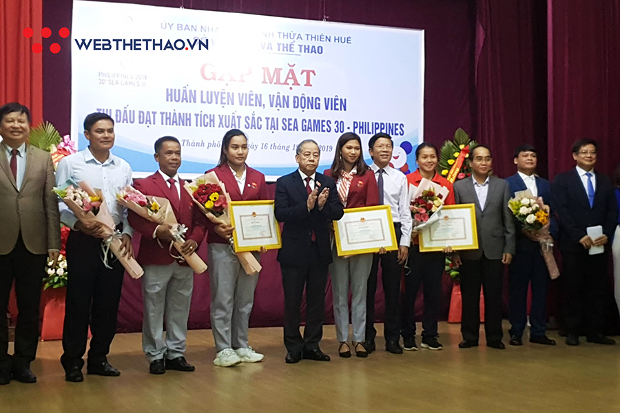 Thạc sĩ điền kinh Trần Thị Yến Hoa nhận thưởng nóng SEA Games 30 từ Thừa Thiên Huế