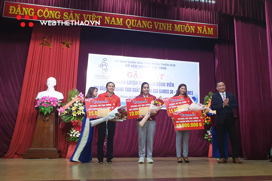 Thạc sĩ điền kinh Trần Thị Yến Hoa nhận thưởng nóng SEA Games 30 từ Thừa Thiên Huế