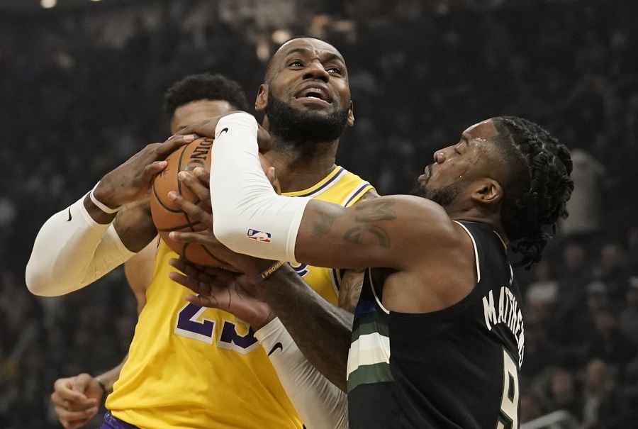 Milwaukee Bucks hủy diệt LA Lakers trong cuộc đụng độ giữa 2 ông Trùm