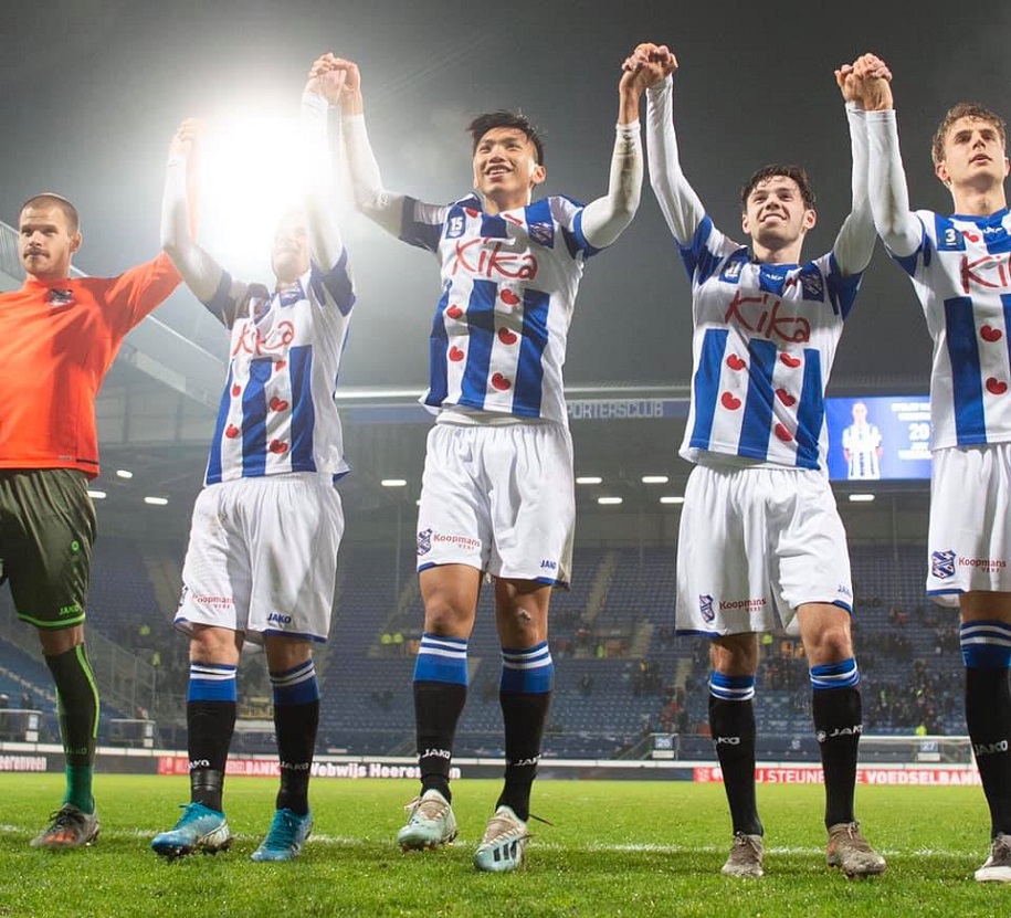Chùm ảnh: Văn Hậu chính thức ra mắt Heerenveen trong trận thắng tại Cúp QG