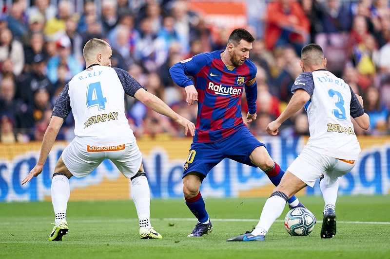 Messi lập kỷ lục ghi bàn ở Nou Camp giúp Barca thắng Alaves
