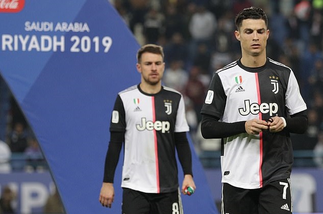 Ronaldo gây sốc khi tháo bỏ huy chương sau thất bại với Juventus