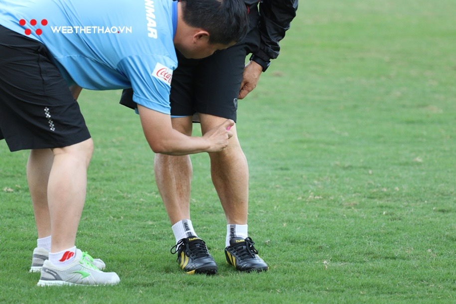 Chùm ảnh: HLV Park Hang Seo bị căng cơ khi tập luyện cùng U23 Việt Nam