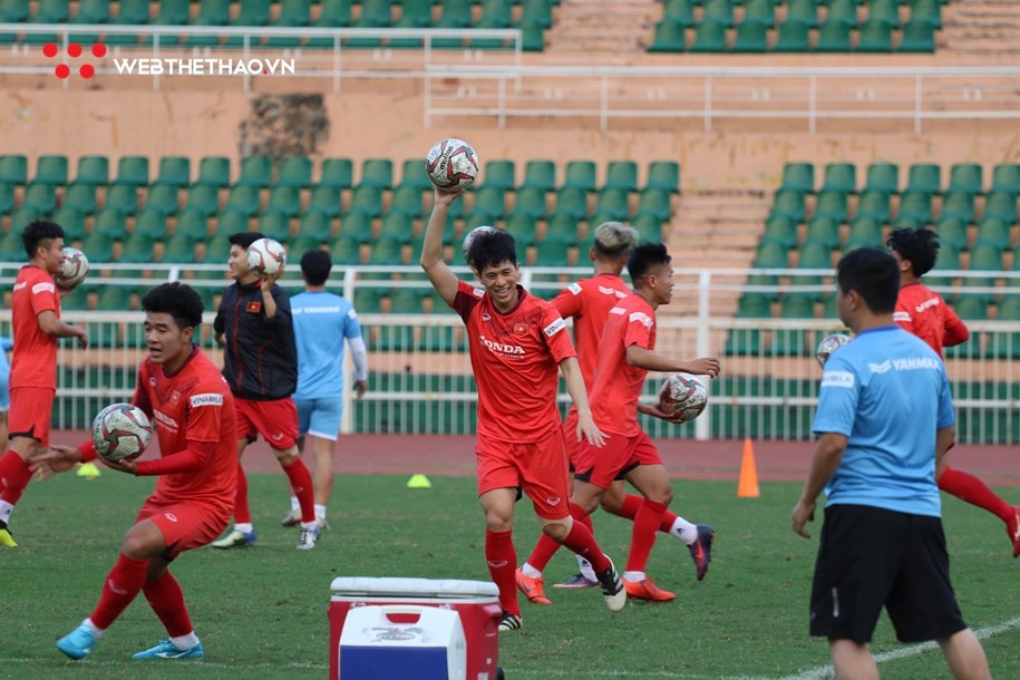 Chùm ảnh: HLV Park Hang Seo bị căng cơ khi tập luyện cùng U23 Việt Nam