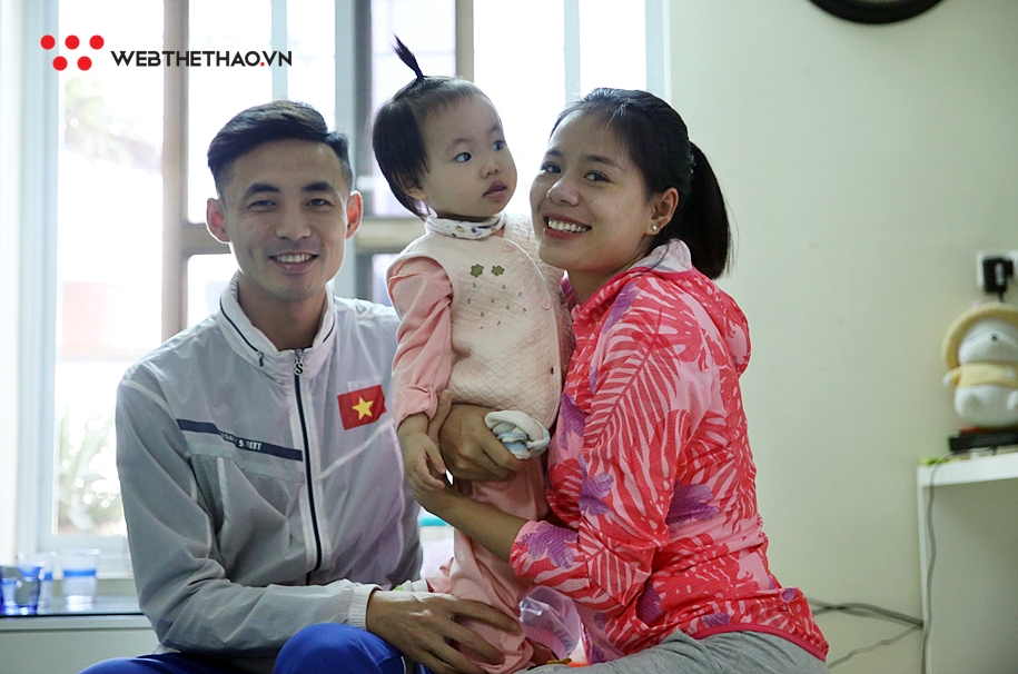 Webthethao.vn trao thưởng cho bà mẹ một con Nguyễn Thị Huyền vừa lập cú đúp HCV SEA Games 30