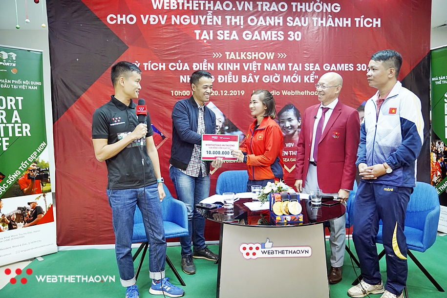 Webthethao.vn trao thưởng cho bà mẹ một con Nguyễn Thị Huyền vừa lập cú đúp HCV SEA Games 30
