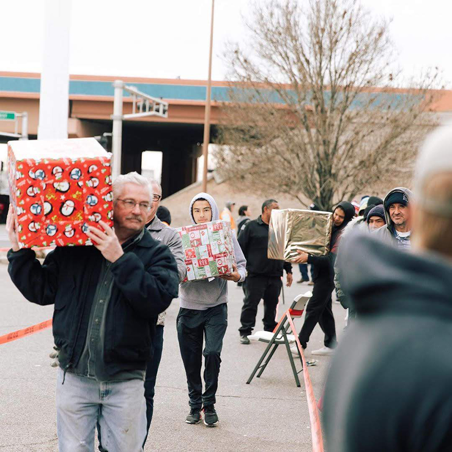 Jon Jones tặng hơn 500 áo ấm cho người vô gia cư nhân dịp Giáng Sinh
