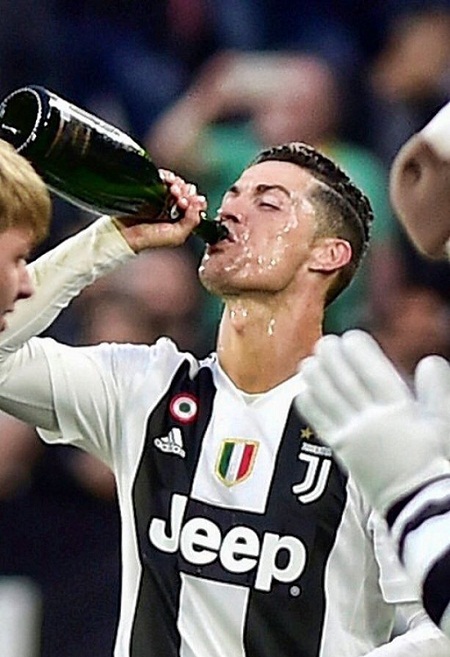 Ronaldo tiết lộ từng phá lệ uống rượu khi vô địch Euro 2016