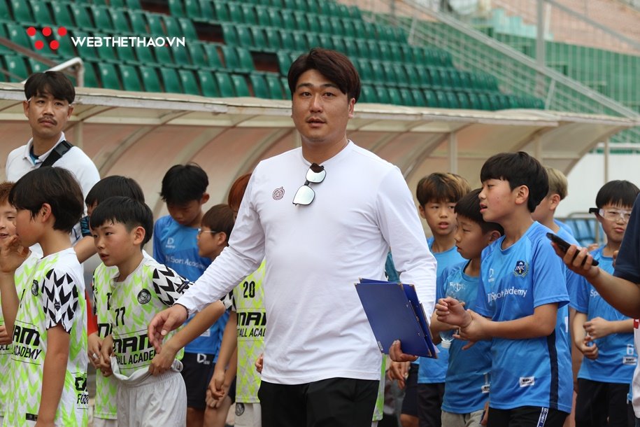 Thầy Park giao lưu với học sinh Hàn Quốc trước buổi tập của U23 Việt Nam