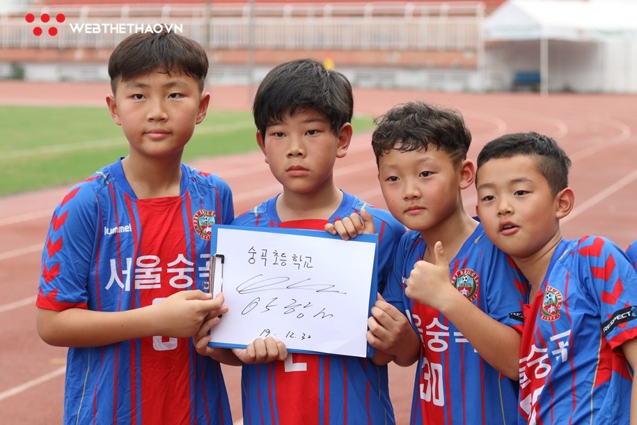 Thầy Park giao lưu với học sinh Hàn Quốc trước buổi tập của U23 Việt Nam
