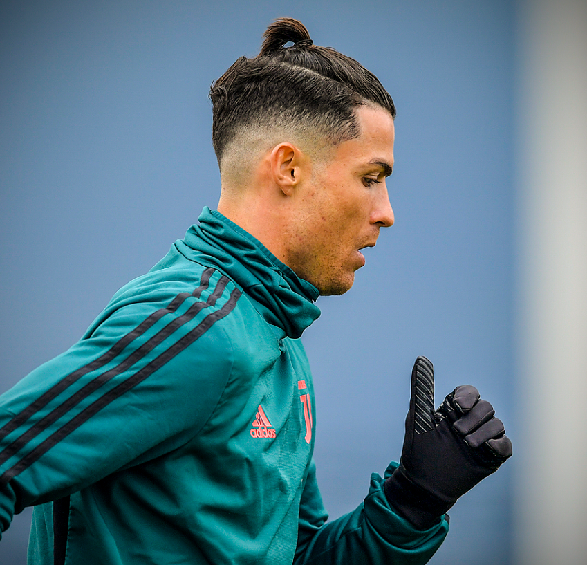 Kiểu tóc mới của Ronaldo vừa được \
