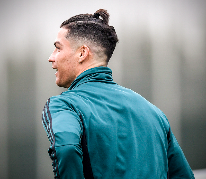Ronaldo trình làng kiểu tóc mới “bắt chước” Gareth Bale