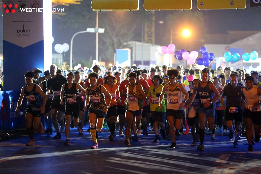 HCMC Marathon 2019: Hàng ngàn VĐV hừng hực khí thế xuất phát trong đêm