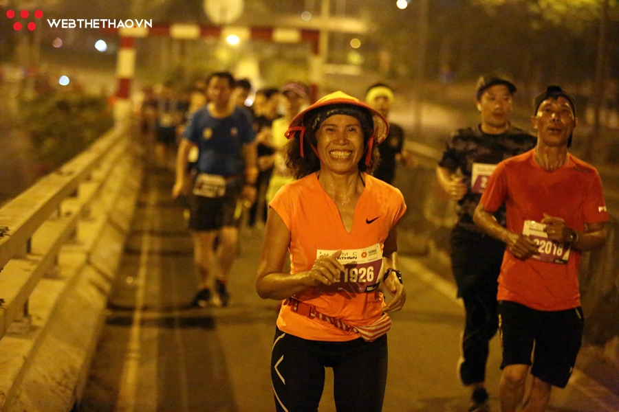 HCMC Marathon 2019: Hàng ngàn VĐV hừng hực khí thế xuất phát trong đêm