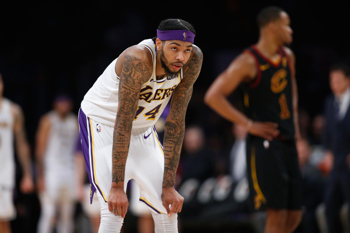 Sau khi thua Cleveland Cavaliers, toàn bộ cầu thủ LA Lakers đều bị bắt đi tập... ném phạt