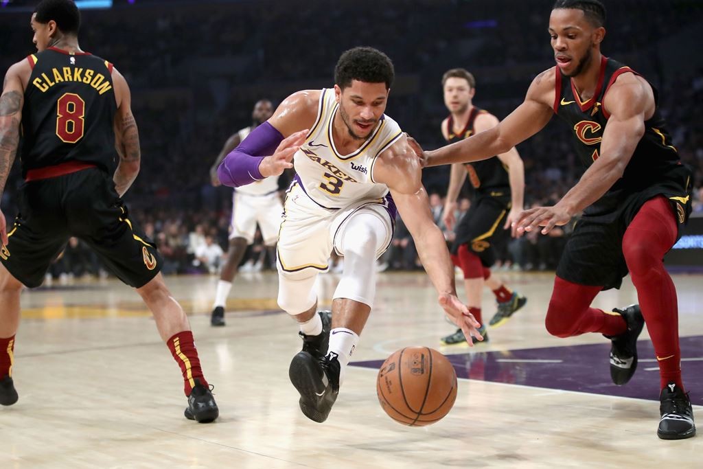 Sau khi thua Cleveland Cavaliers, toàn bộ cầu thủ LA Lakers đều bị bắt đi tập... ném phạt