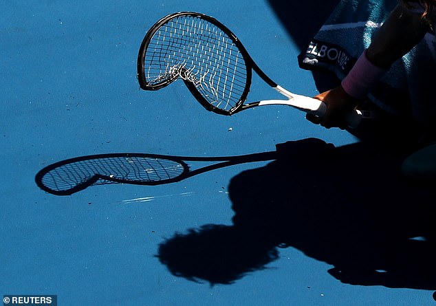 Australian Open: Alexander Zverev đập vợt cầu may vẫn bị loại