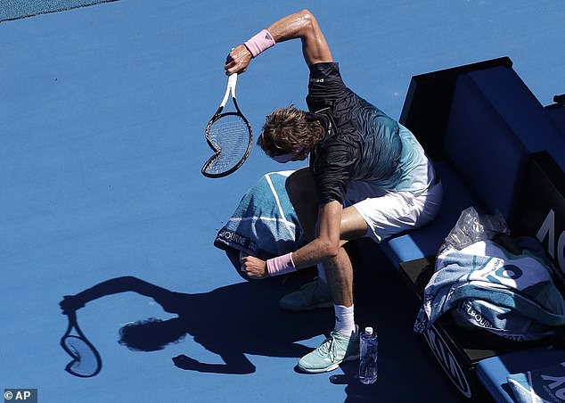 Australian Open: Alexander Zverev đập vợt cầu may vẫn bị loại