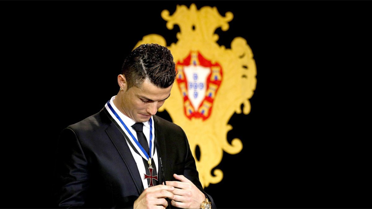Bị kết tội trốn thuế nhưng Ronaldo vẫn không bị thu hồi bằng khen và huy chương