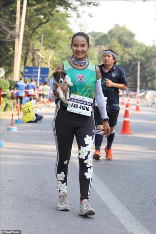 Cô gái Thái bế chó lạc chạy hơn 30km để hoàn thành marathon
