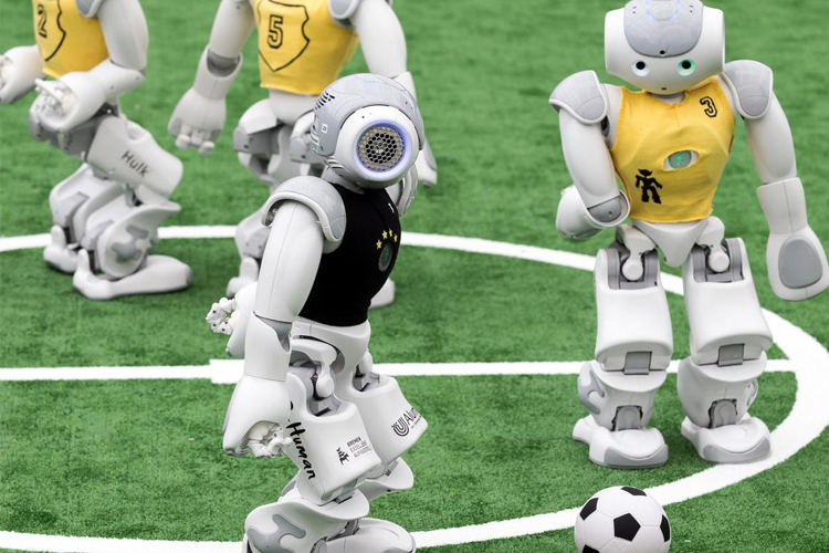 Quên VAR đi, bóng đá sắp bị “cai trị” bởi robot và hàng loạt đồ chơi công nghệ cao