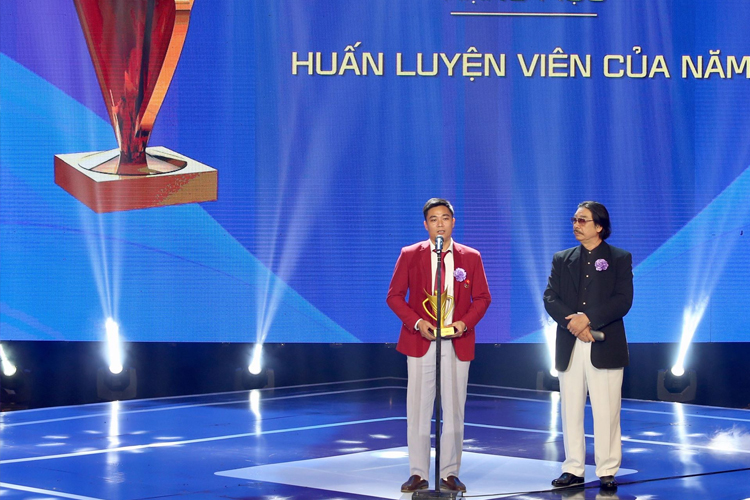 HLV của năm Nguyễn Mạnh Hiếu run hơn học trò Thu Thảo khi nhận Cúp Chiến thắng