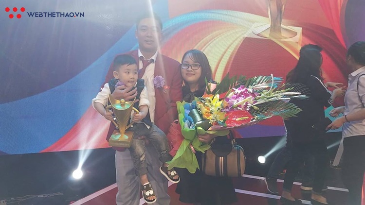 HLV của năm Nguyễn Mạnh Hiếu run hơn học trò Thu Thảo khi nhận Cúp Chiến thắng