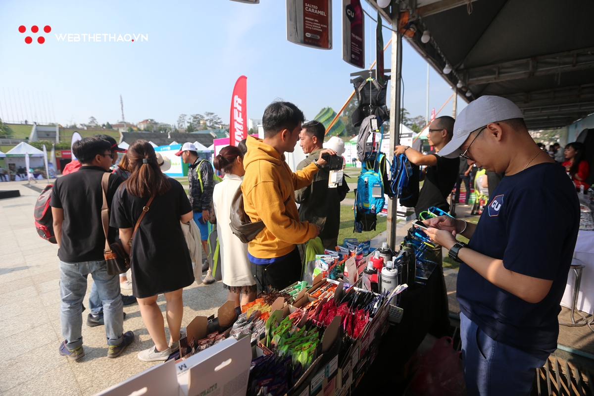Hàng ngàn runner đổ bộ về Quảng trường Lâm Viên nhận bib thi đấu tại DLUT 2019