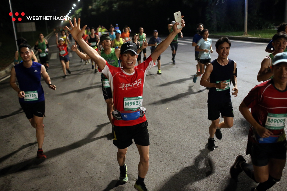 Chùm ảnh: Hàng ngàn runner sải chân khai tiệc Ecopark Marathon 2019