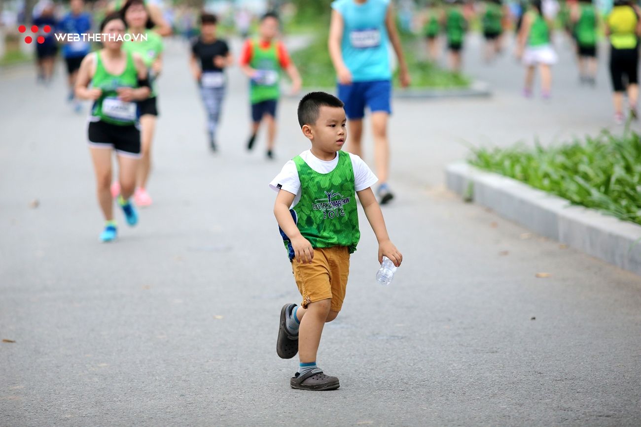 Những khoảnh khắc siêu đáng yêu của các runner nhí tại Ecopark Marathon 2019