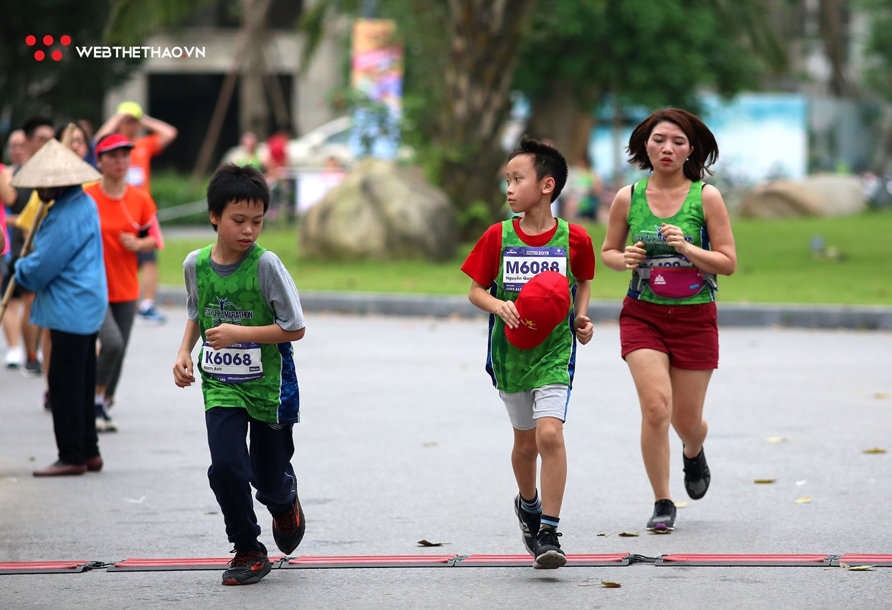 Những khoảnh khắc siêu đáng yêu của các runner nhí tại Ecopark Marathon 2019