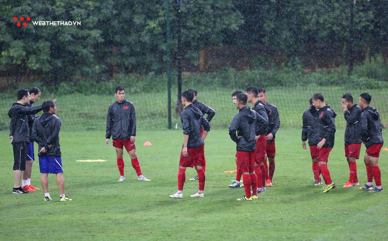 Chùm ảnh: U23 Việt Nam đội mưa luyện công ngay ngày đầu tập trung