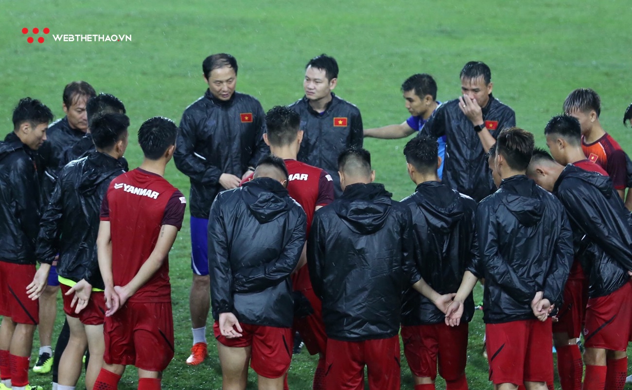 Chùm ảnh: U23 Việt Nam đội mưa luyện công ngay ngày đầu tập trung