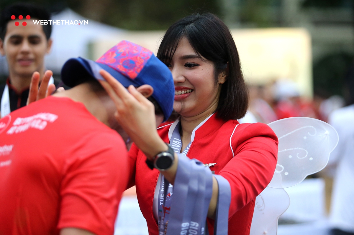 Ngắm dàn trai xinh gái đẹp của Air Asia tại Hanoi Kilo Run 2019