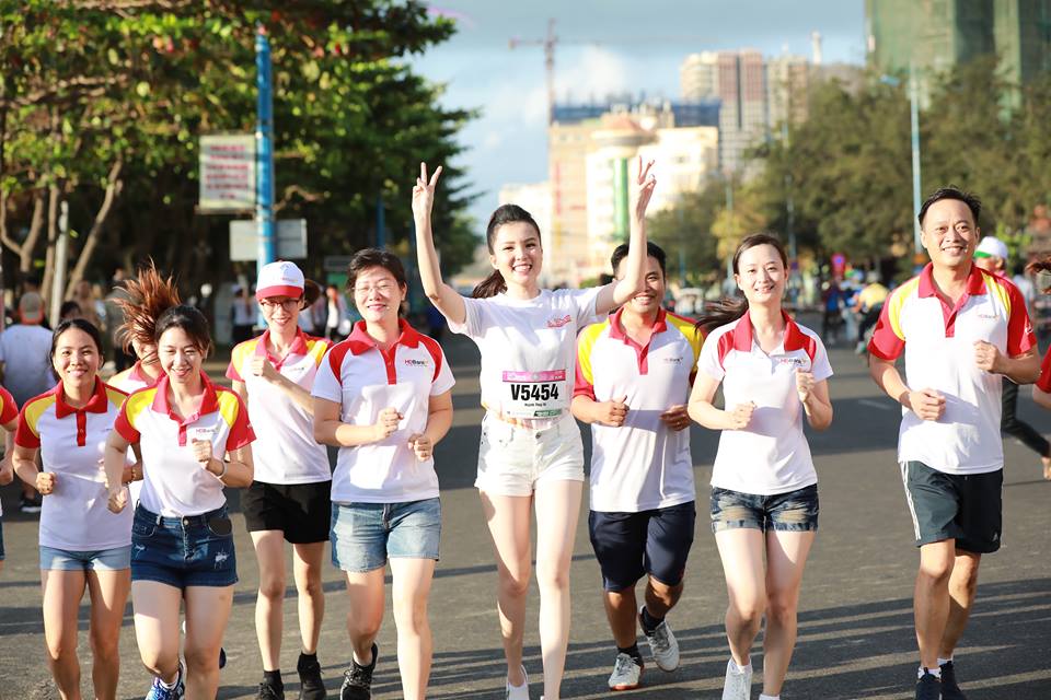 Lạ lẫm Hoa hậu Tiểu Vy chạy bộ cùng VĐV Tiền Phong Marathon 2019