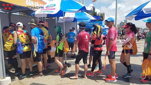 Runner nước ngoài xếp hàng giữa nắng chờ khắc tên huy chương Tiền Phong Marathon 2019