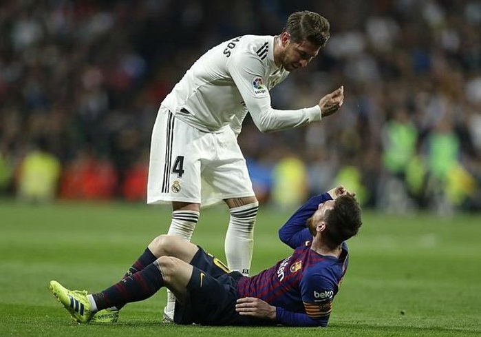 Ramos nói gì về tình huống vung tay vào mặt Messi ở Siêu kinh điển?