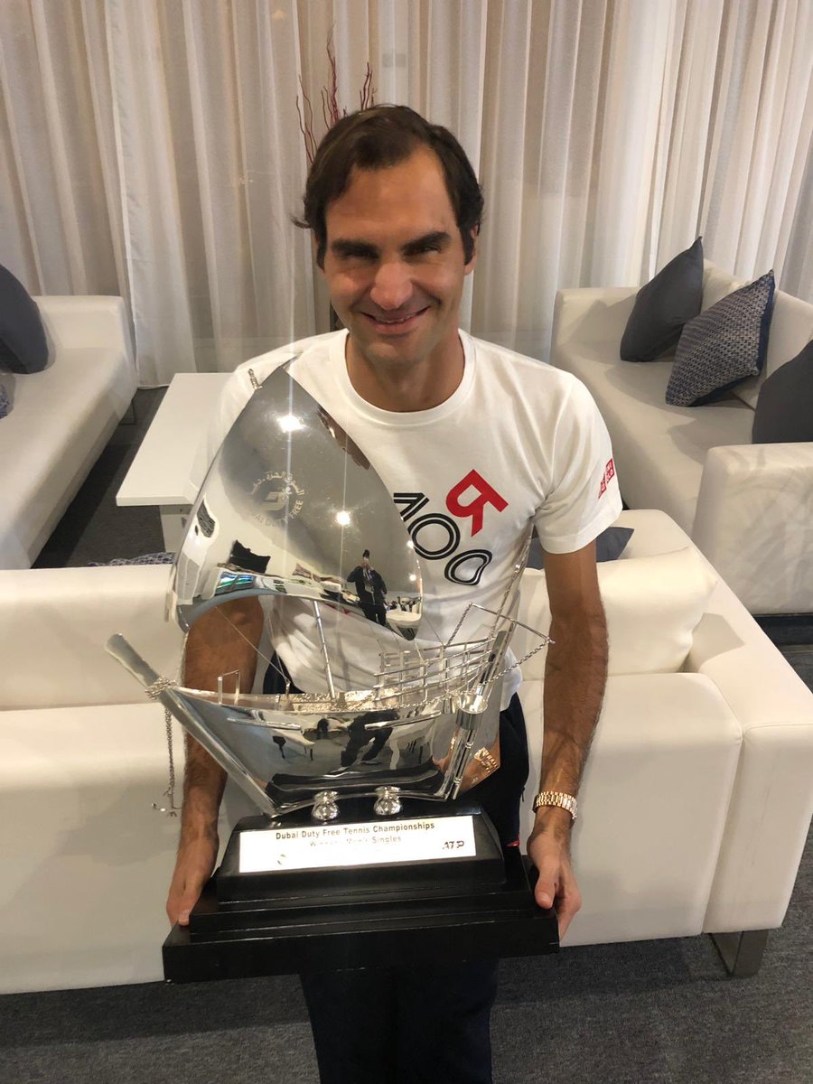 Phục hận Stefanos Tsitsipas trong cuộc chiến giữa 2 thế hệ, Roger Federer giành danh hiệu thứ 100 tại Dubai
