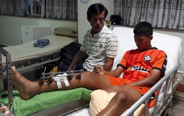 ĐT Việt Nam thực hiện nghĩa cử cao đẹp với cầu thủ trẻ bị gãy chân