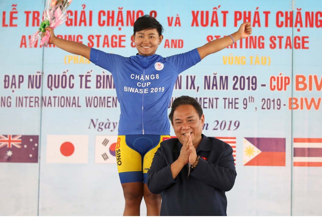 Thắng 5/9 chặng, bại tướng của Nguyễn Thị Thật đoạt áo xanh giải xe đạp quốc tế Bình Dương