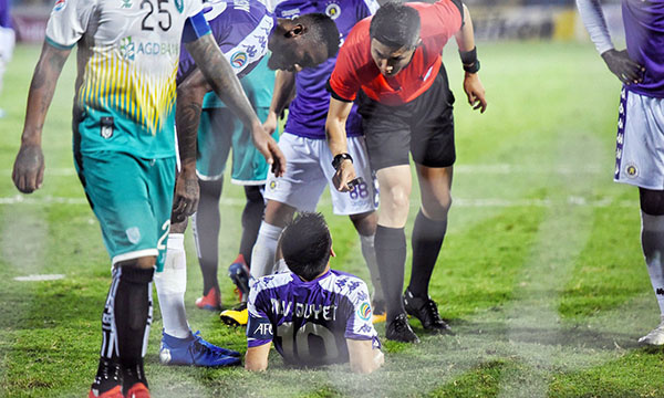 Lộ nguyên nhân Văn Quyết sút hỏng phạt đền trong trận đấu với Yangon Utd